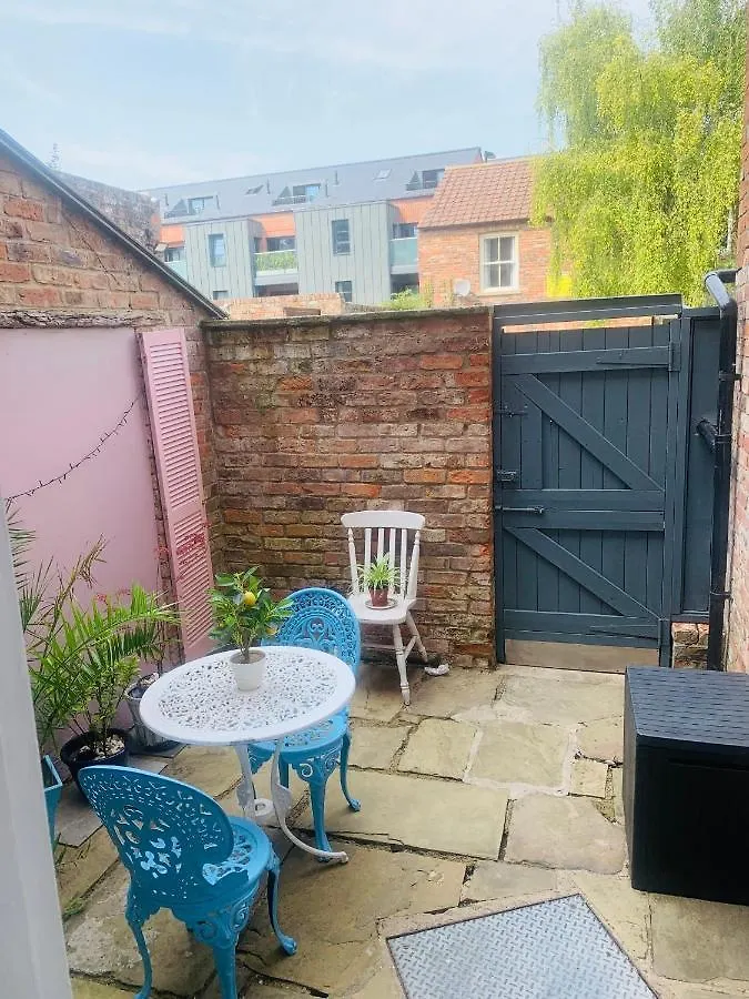 Al-Fresco Apartment - 1 FREE PRIVATE PARKING SPACE - 60 SECOND WALK 2 MINSTER! York 0*,