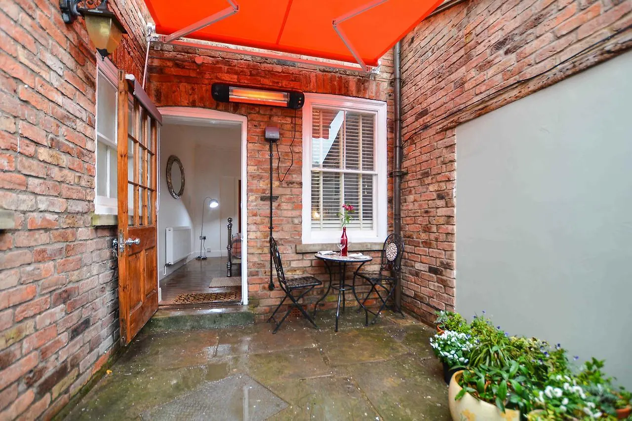 The Location- 1 Free Private Parking Space - 60 Second Walk 2 Minster! York Lägenhet