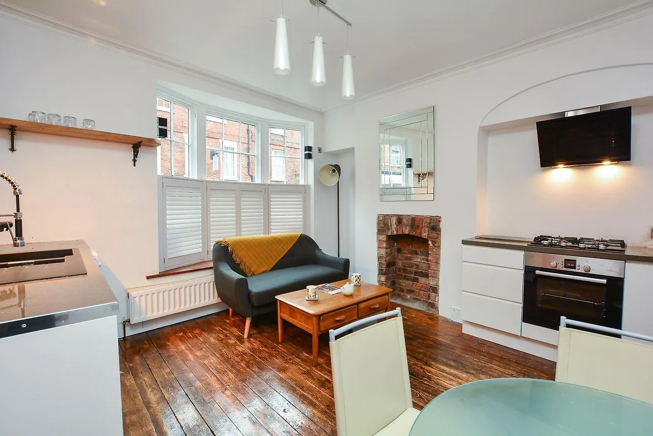 The Location- 1 Free Private Parking Space - 60 Second Walk 2 Minster!s kontakt